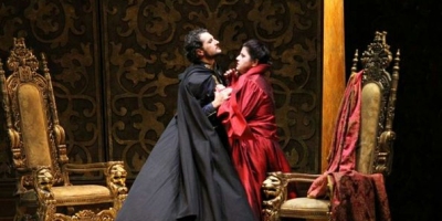Carlo V (Alessandro Luongo) stringe Elvira (Maria Billeri)